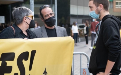 Jordi Ros (centre), abans d'entrar a declarar als Jutjats de Sabadell/ Roger Benet